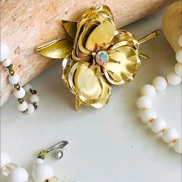 Vintage milkglass necklaces mod flower brooch - Picture 7 of 17
